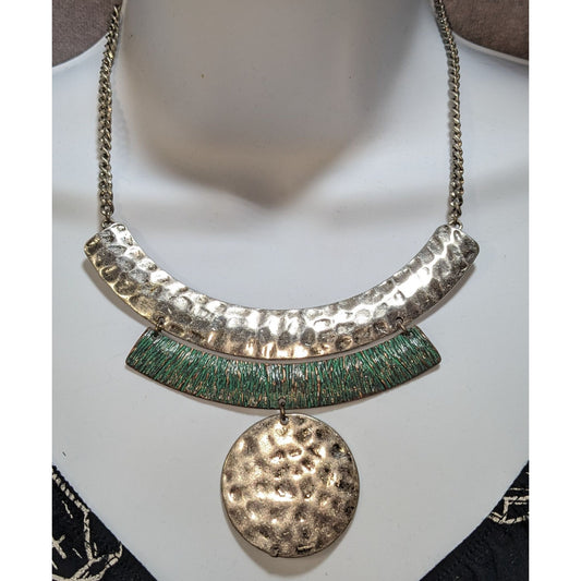 Brutalist Geometric Hammered Silver Tone Necklace With Green Accents