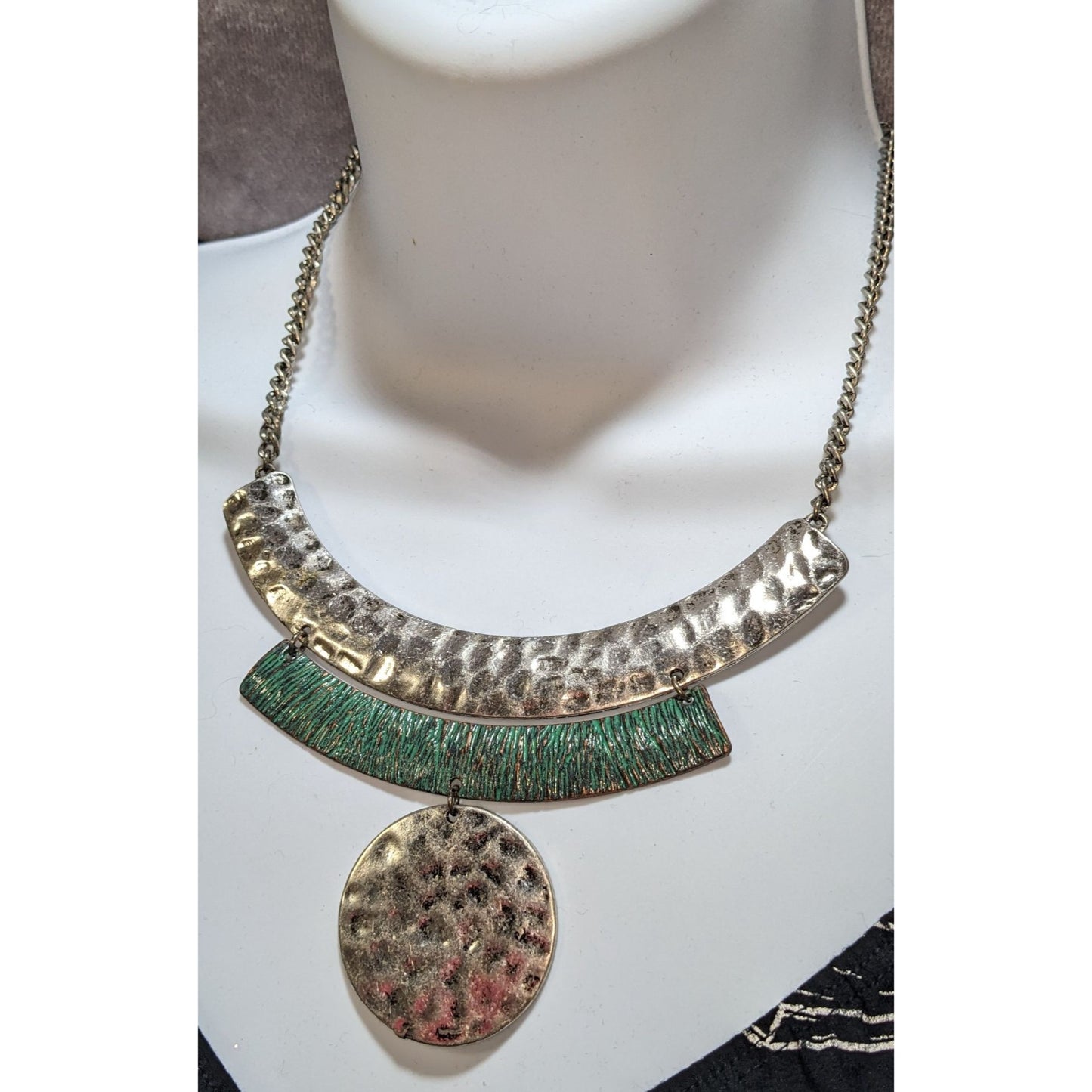 Brutalist Geometric Hammered Silver Tone Necklace With Green Accents