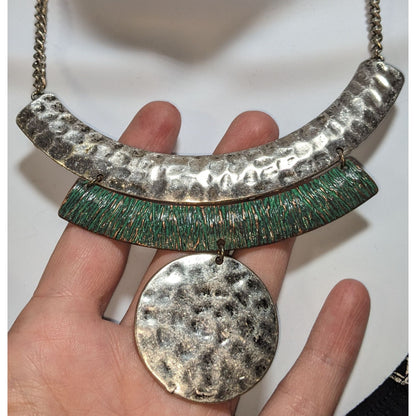 Brutalist Geometric Hammered Silver Tone Necklace With Green Accents