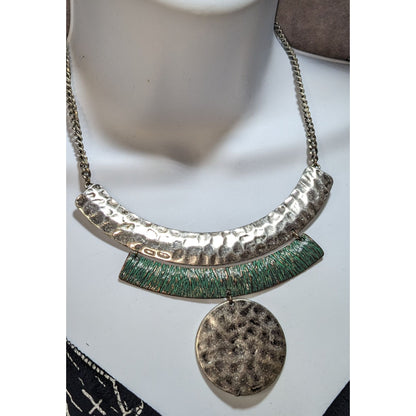Brutalist Geometric Hammered Silver Tone Necklace With Green Accents