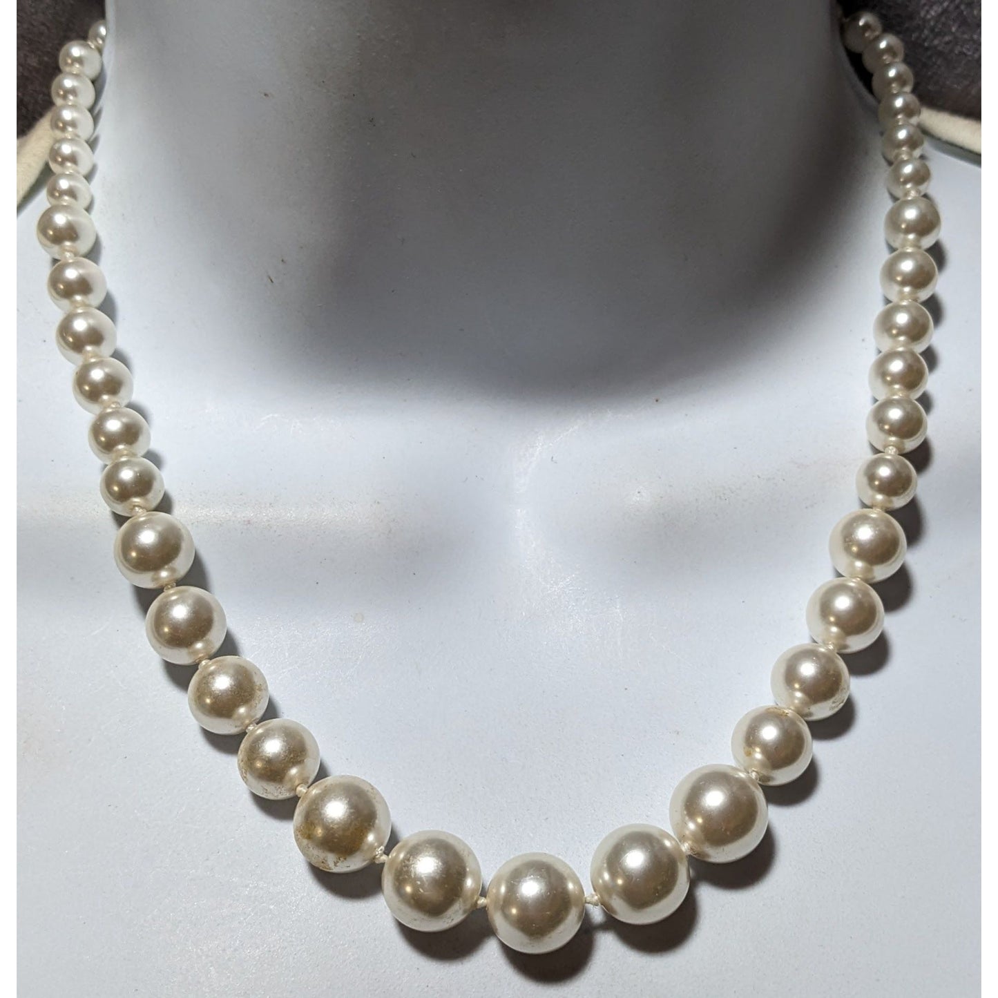 Elegant Glam White Graduated Pearl Necklace