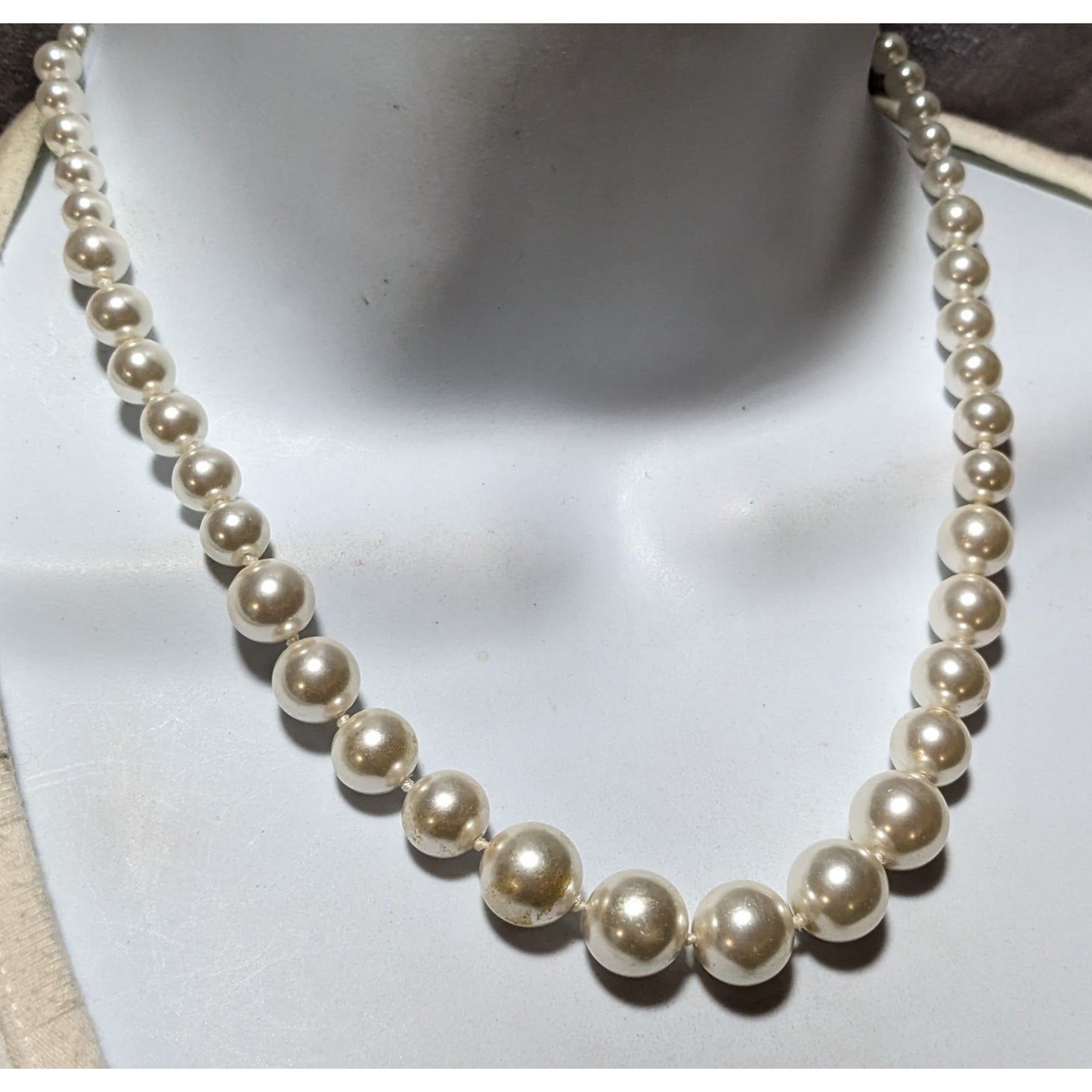 Elegant Glam White Graduated Pearl Necklace