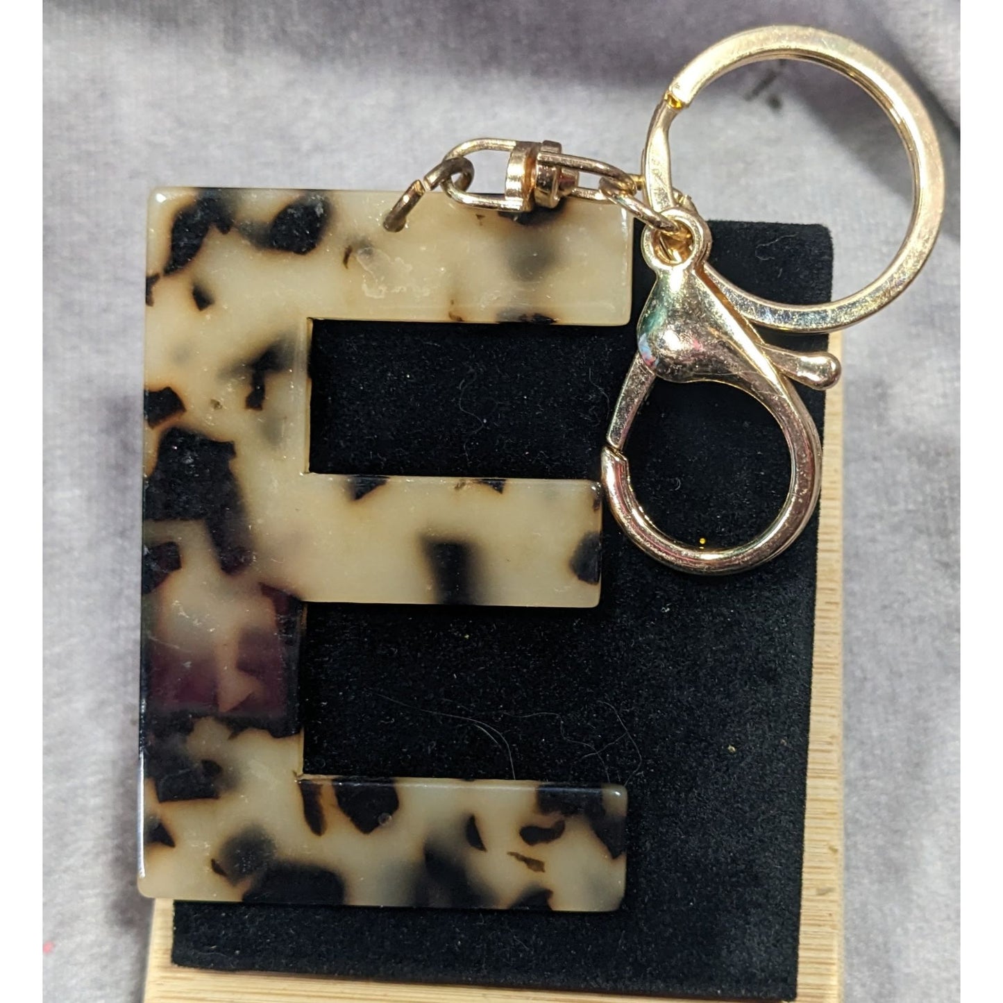 Tortoise Pattern Large Letter E Fashion Keychain