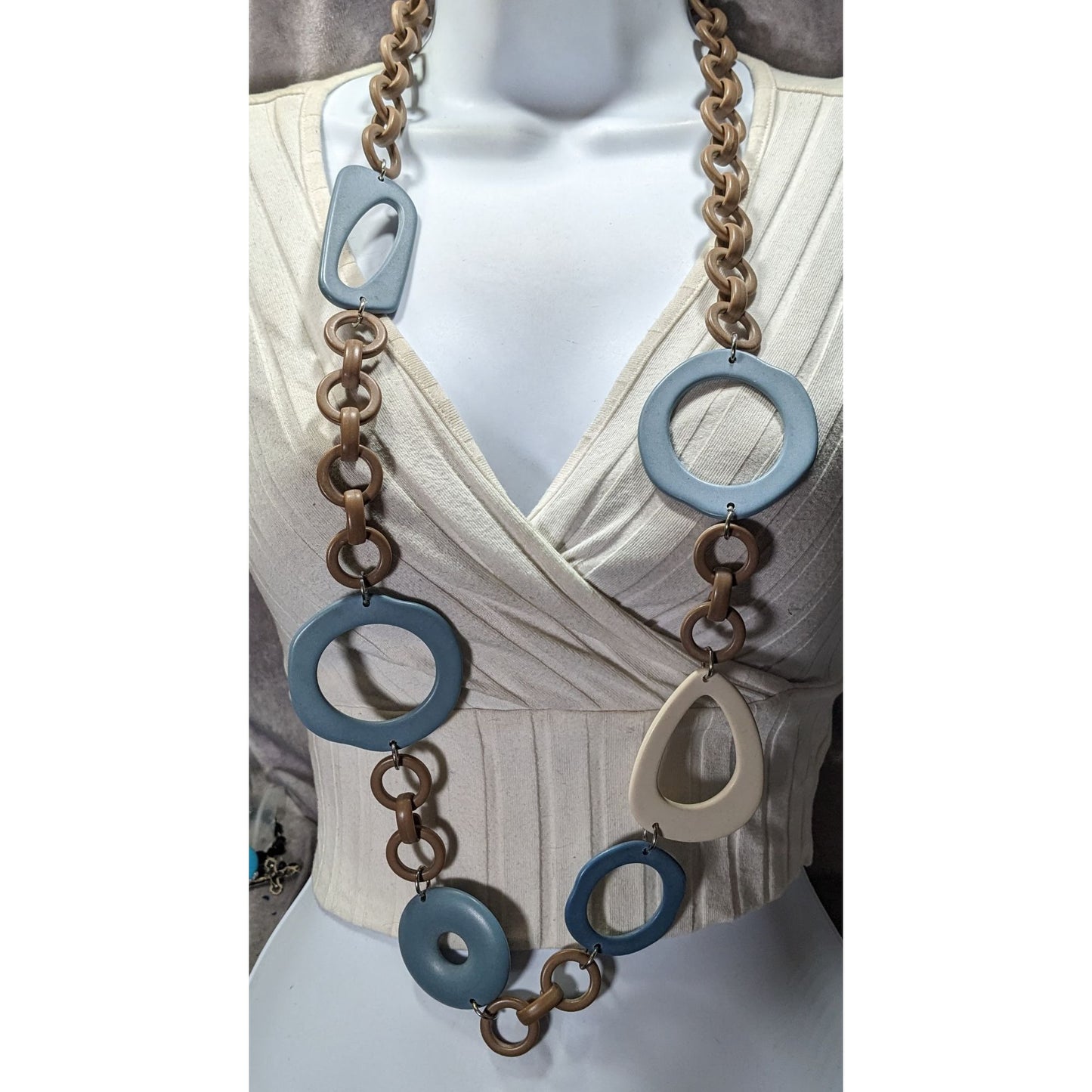 Retro Chunky Link Necklace With Large Blue & Beige Resin Geometric Shapes