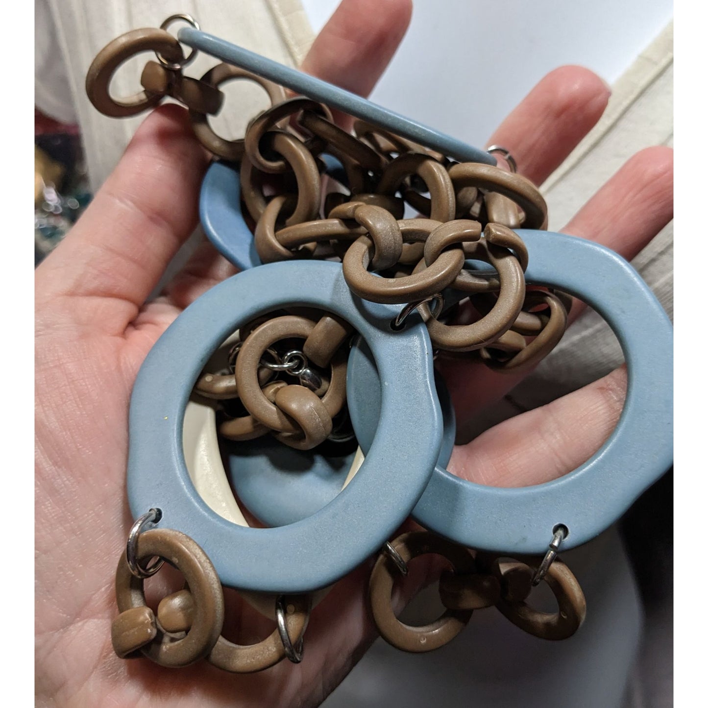 Retro Chunky Link Necklace With Large Blue & Beige Resin Geometric Shapes