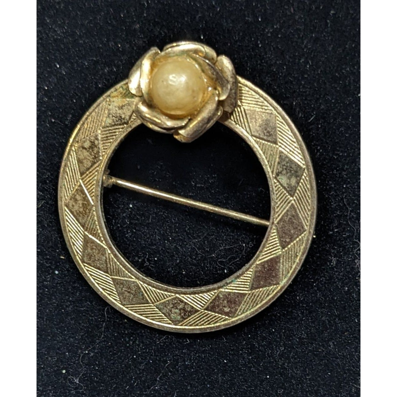 Vintage Floral Textured Open Circle Gold Tone Brooch With Faux Pearl