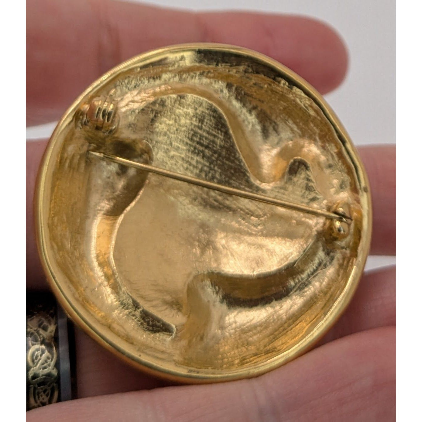 Vintage 1980s Gold & Black Enamel Round Brooch Pin With Leaf Design
