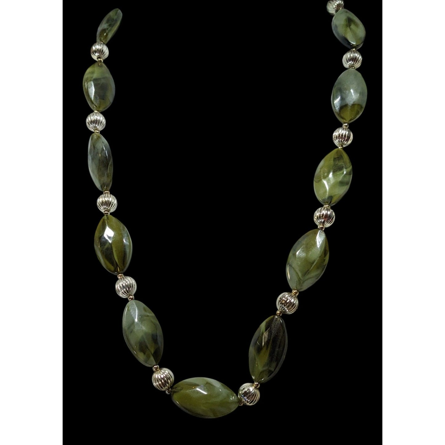 Retro Mottled Green And Silver Tone Beaded Necklace