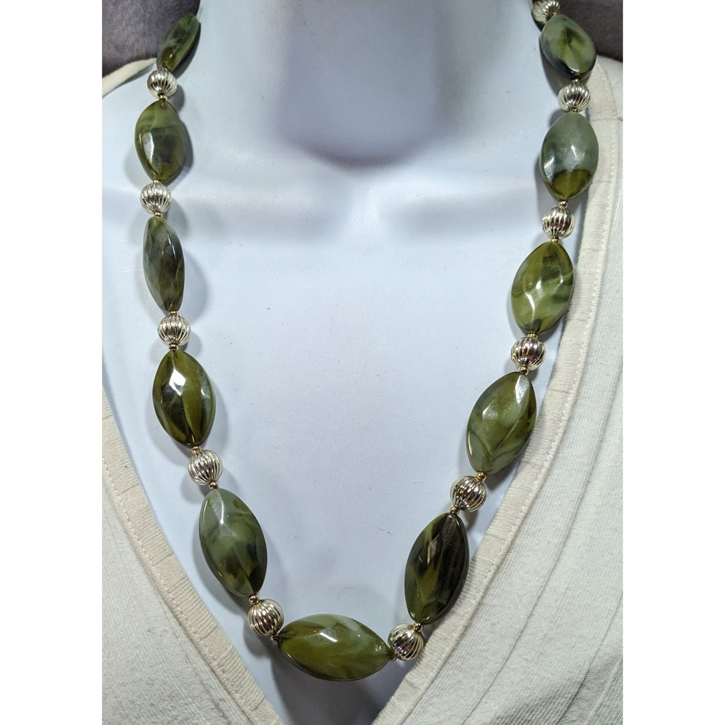 Retro Mottled Green And Silver Tone Beaded Necklace