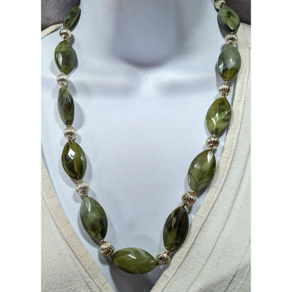 Retro Mottled Green And Silver Tone Beaded Necklace