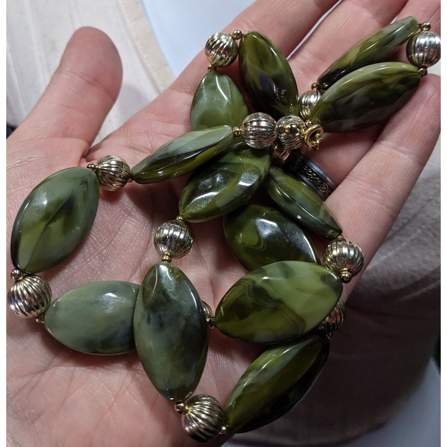 Retro Mottled Green And Silver Tone Beaded Necklace