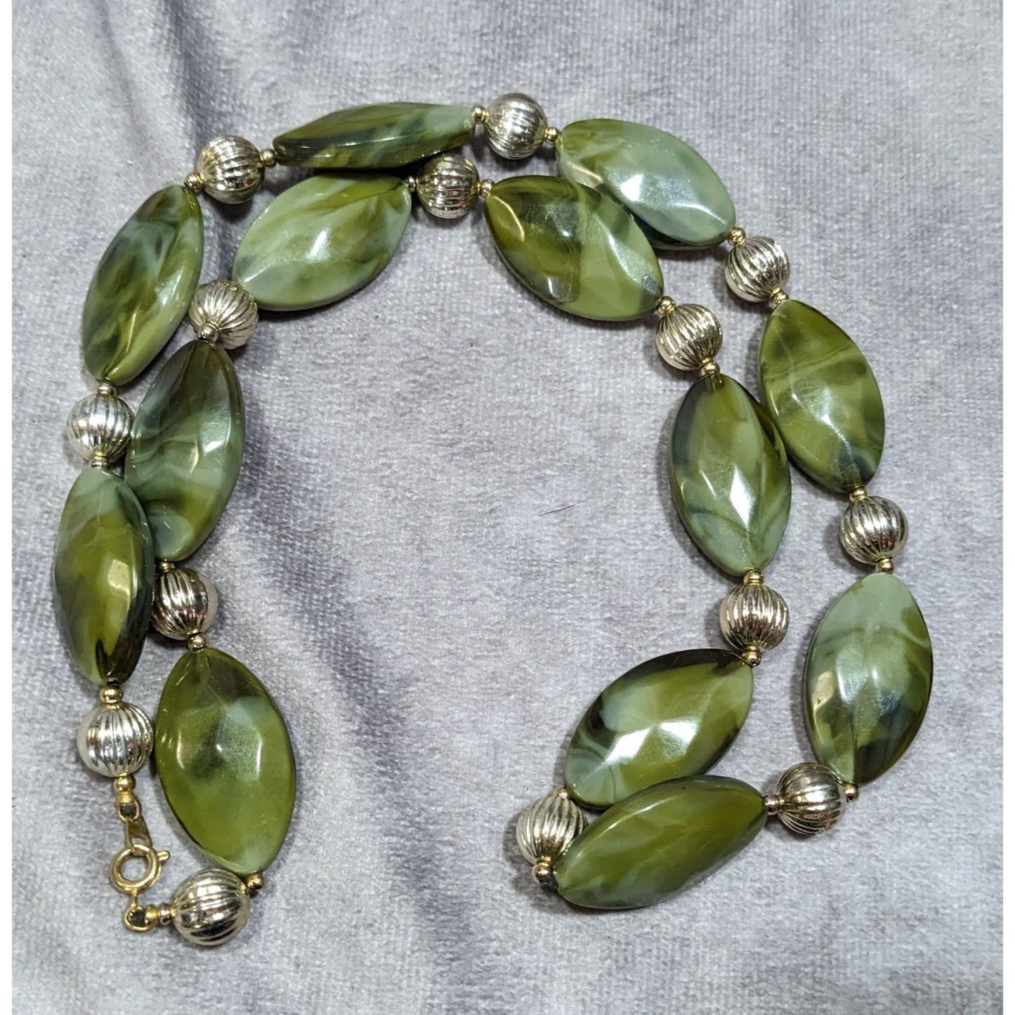 Retro Mottled Green And Silver Tone Beaded Necklace