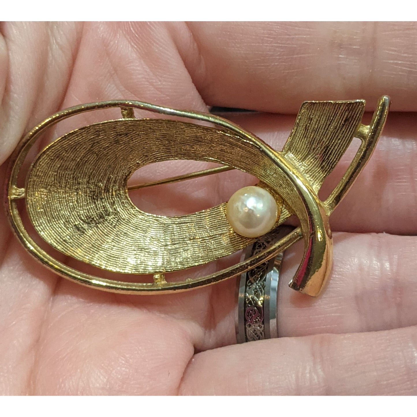 Vintage Gold Tone Textured Brooch With Faux Pearl Accent