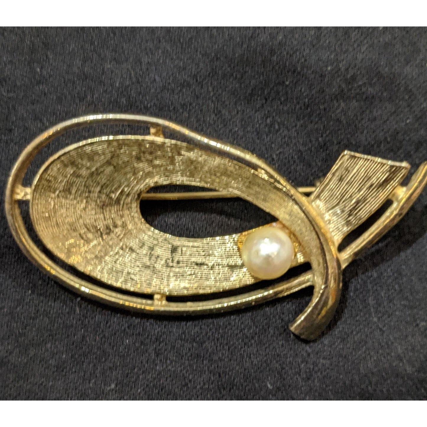 Vintage Gold Tone Textured Brooch With Faux Pearl Accent