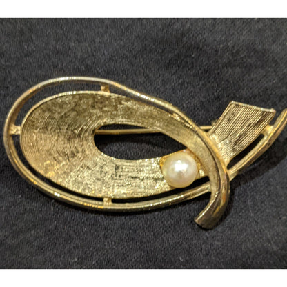 Vintage Gold Tone Textured Brooch With Faux Pearl Accent