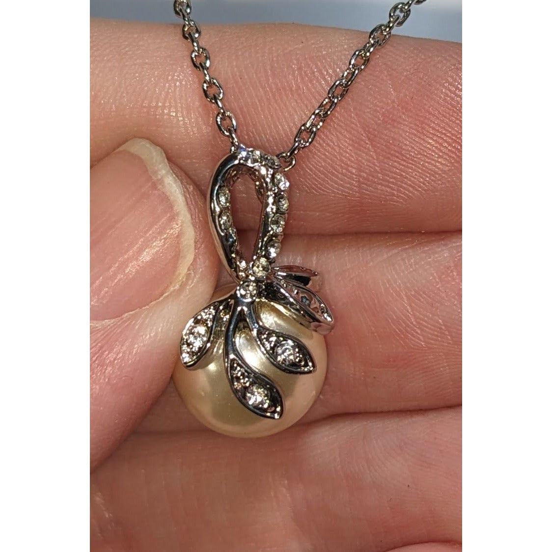 Floral Bridal Silver Tone Faux Pearl Pendant Necklace 16 Inch EUC