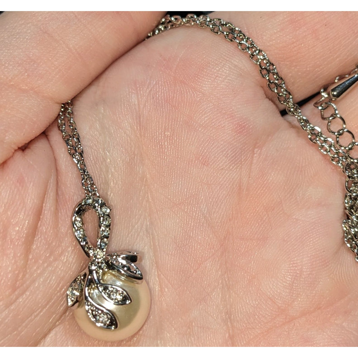 Floral Bridal Silver Tone Faux Pearl Pendant Necklace 16 Inch EUC