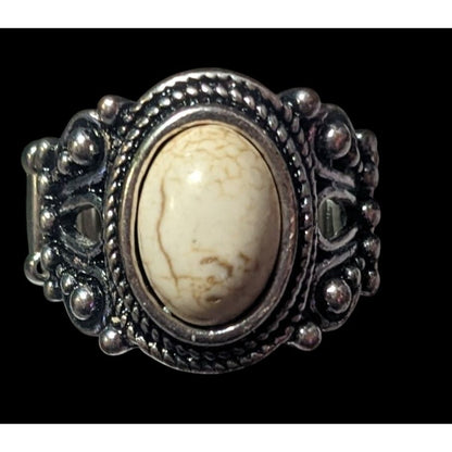 Victorian Style Silver Tone Stretch Ring With Marbled White Cabochon Size 7 1/2