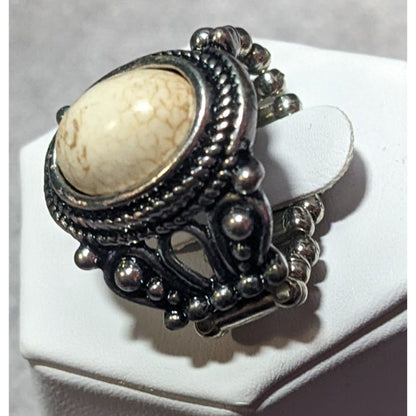 Victorian Style Silver Tone Stretch Ring With Marbled White Cabochon Size 7 1/2