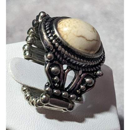 Victorian Style Silver Tone Stretch Ring With Marbled White Cabochon Size 7 1/2