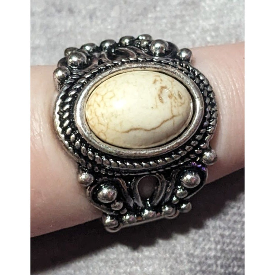 Victorian Style Silver Tone Stretch Ring With Marbled White Cabochon Size 7 1/2