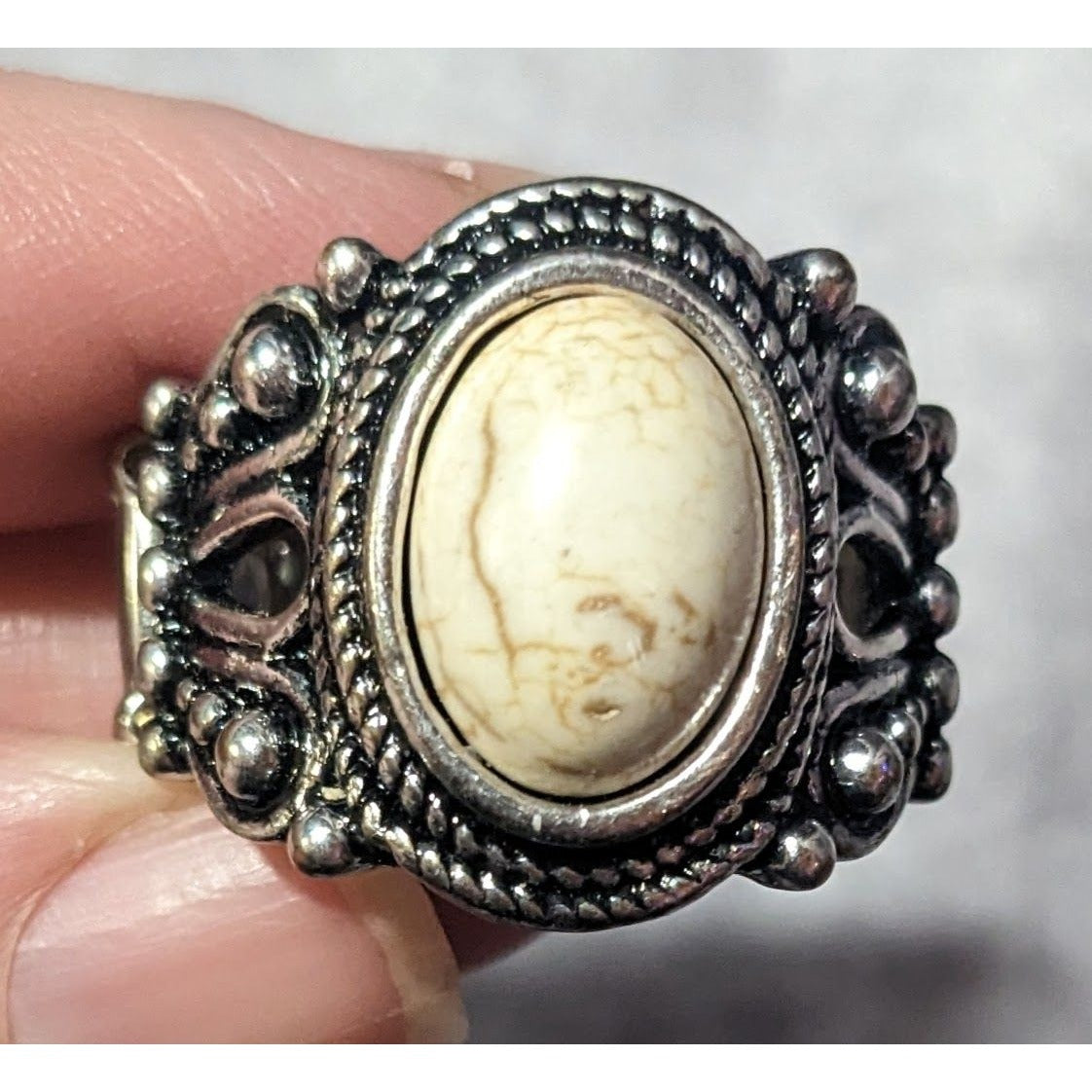 Victorian Style Silver Tone Stretch Ring With Marbled White Cabochon Size 7 1/2