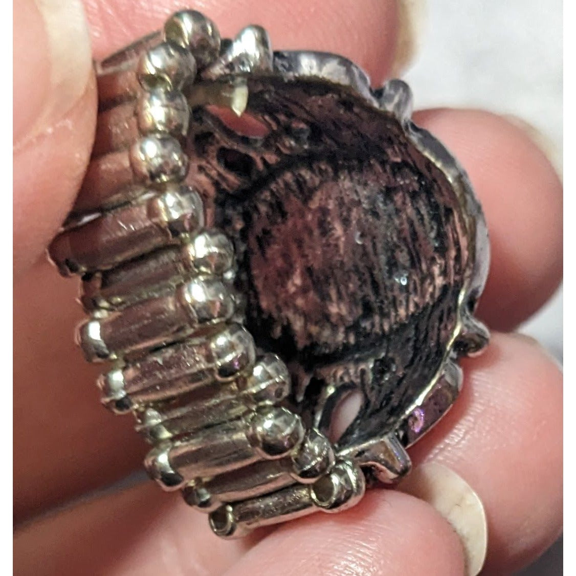 Victorian Style Silver Tone Stretch Ring With Marbled White Cabochon Size 7 1/2