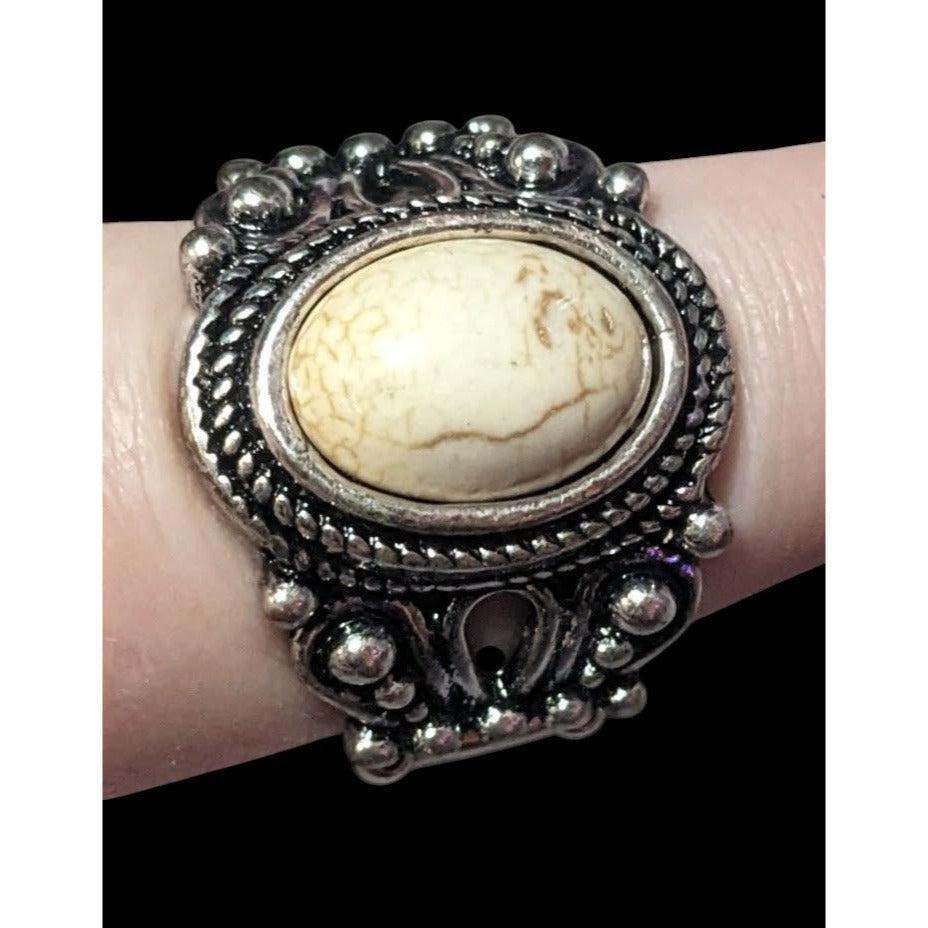 Victorian Style Silver Tone Stretch Ring With Marbled White Cabochon Size 7 1/2