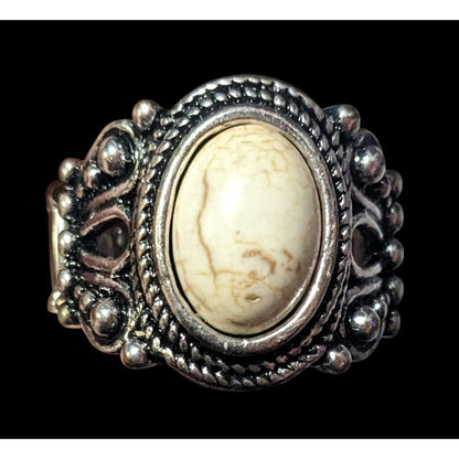 Victorian Style Silver Tone Stretch Ring With Marbled White Cabochon Size 7 1/2