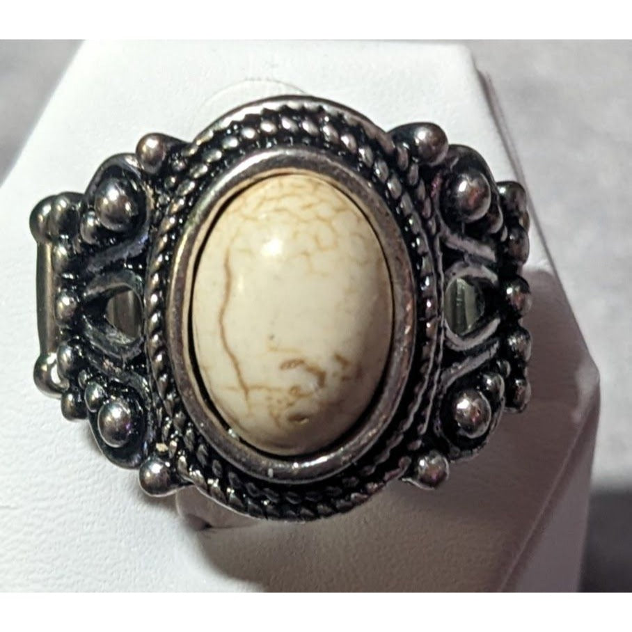 Victorian Style Silver Tone Stretch Ring With Marbled White Cabochon Size 7 1/2