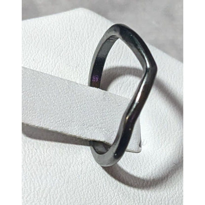 Minimalist Slight Chevron Silver Gunmetal Tone Ring Size 6