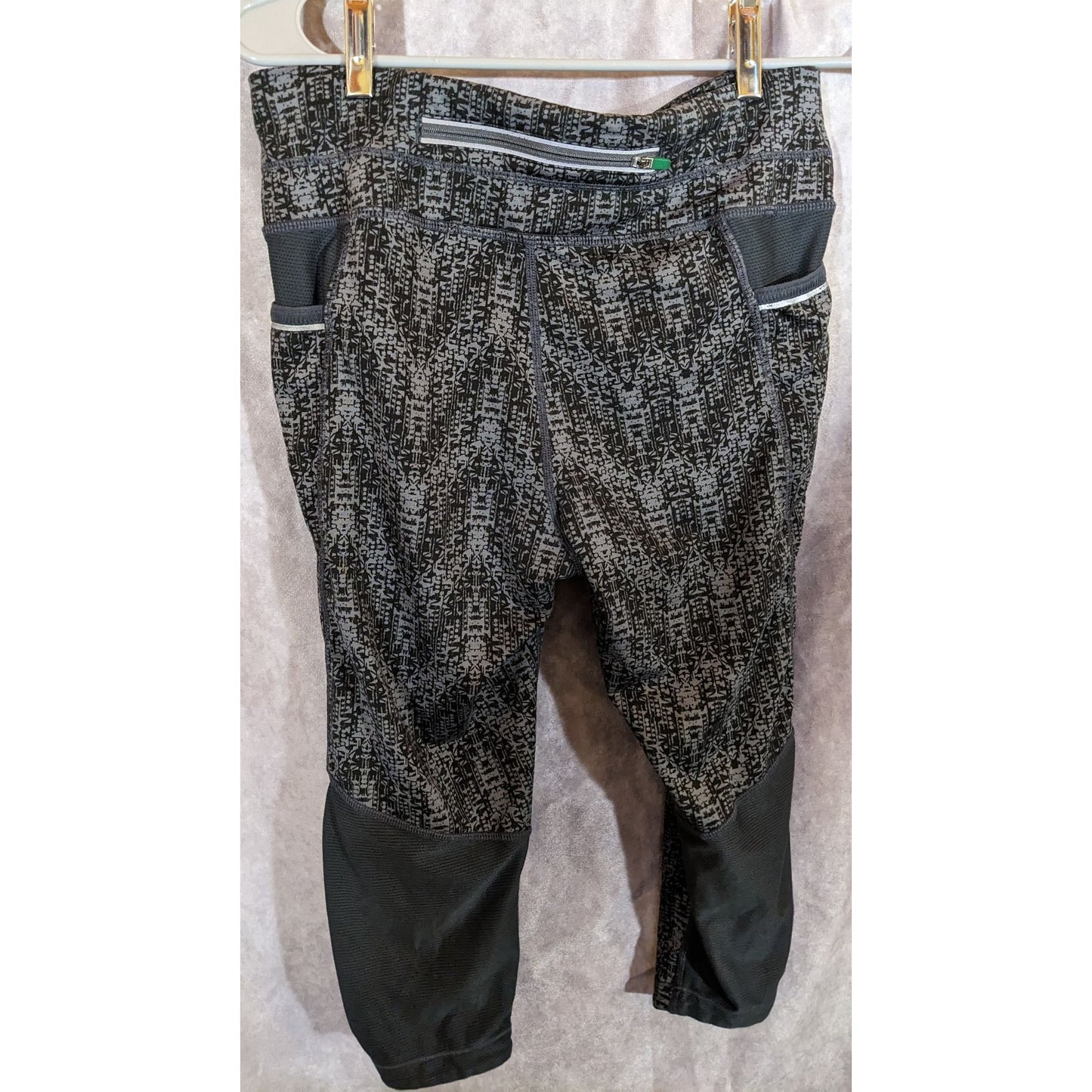 Athleta Black/Gray Textured Printed Cropped Leggings S With Pockets Mesh Details 16" Inseam 14" Waist Activewear