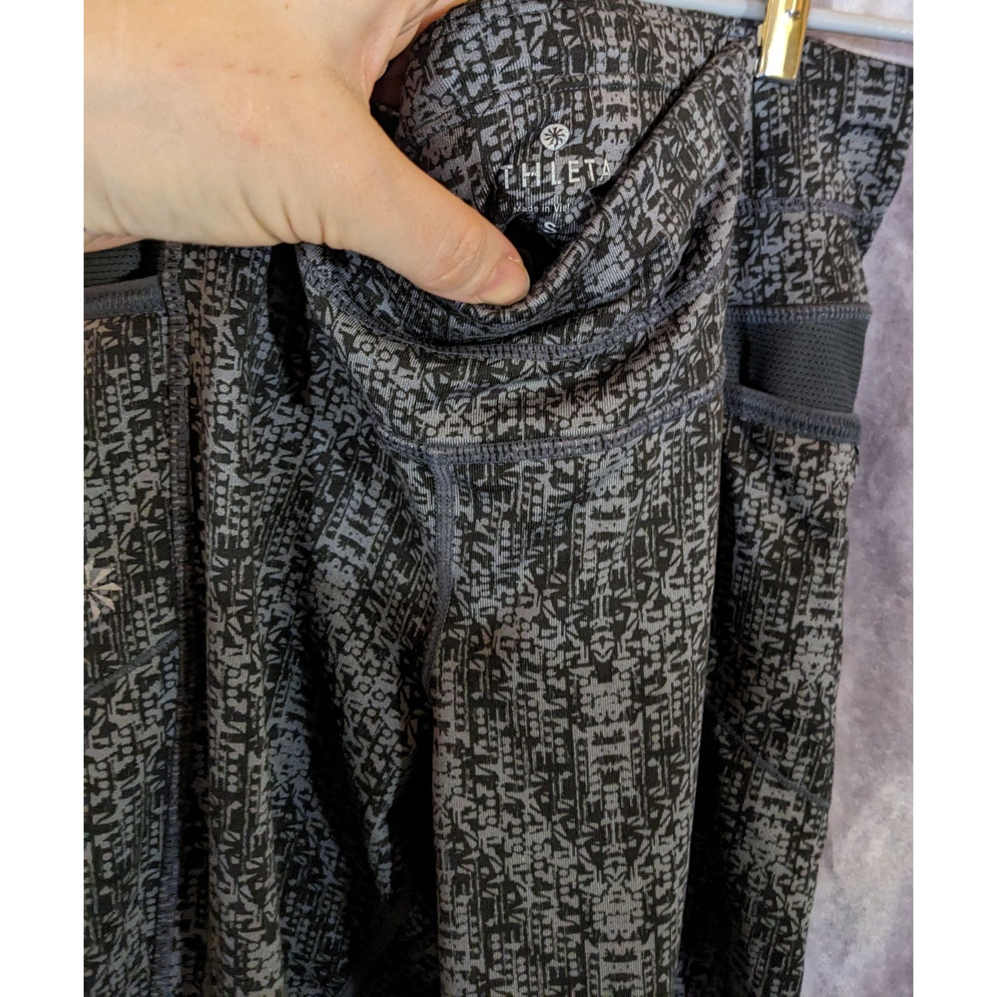 Athleta Black/Gray Textured Printed Cropped Leggings S With Pockets Mesh Details 16" Inseam 14" Waist Activewear