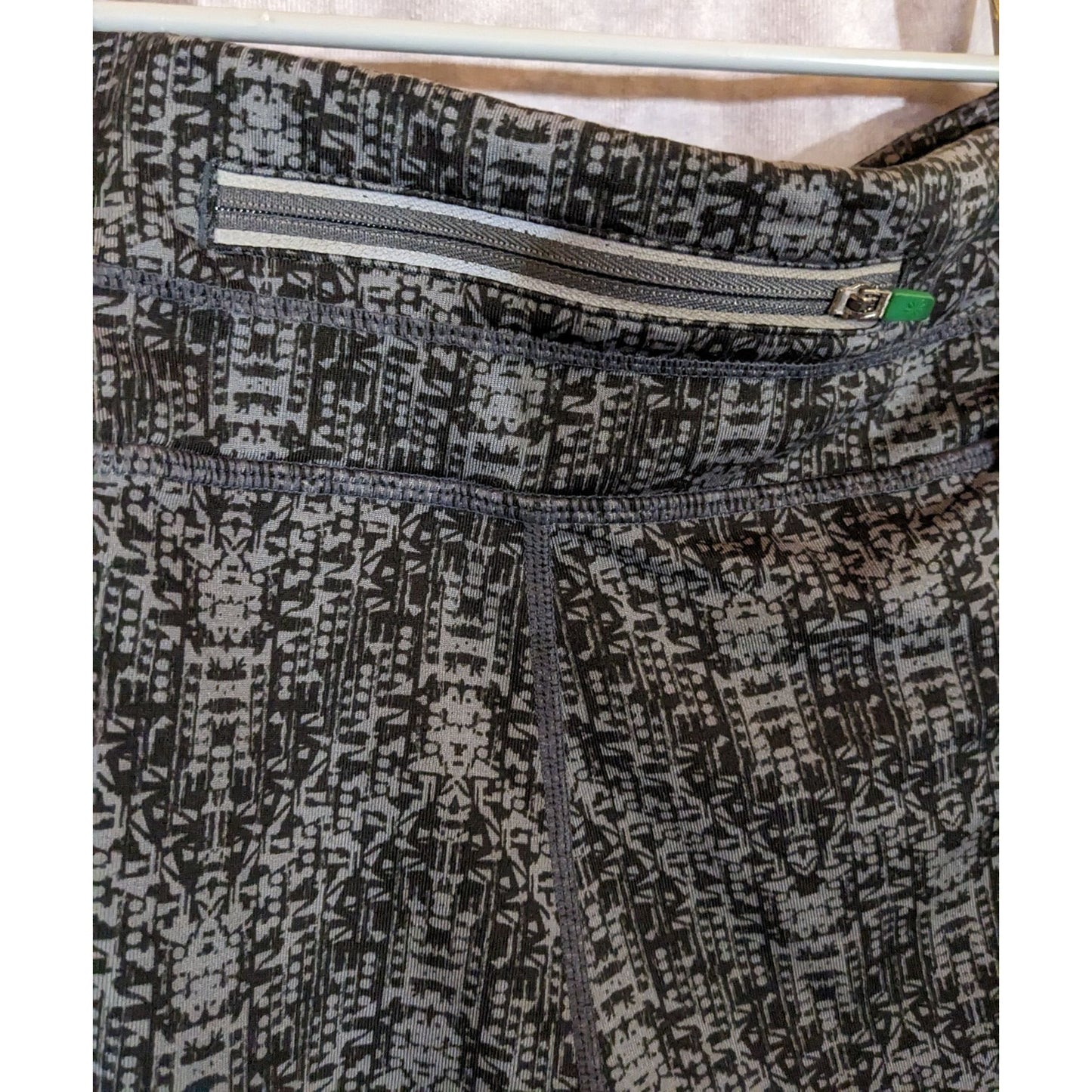 Athleta Black/Gray Textured Printed Cropped Leggings S With Pockets Mesh Details 16" Inseam 14" Waist Activewear
