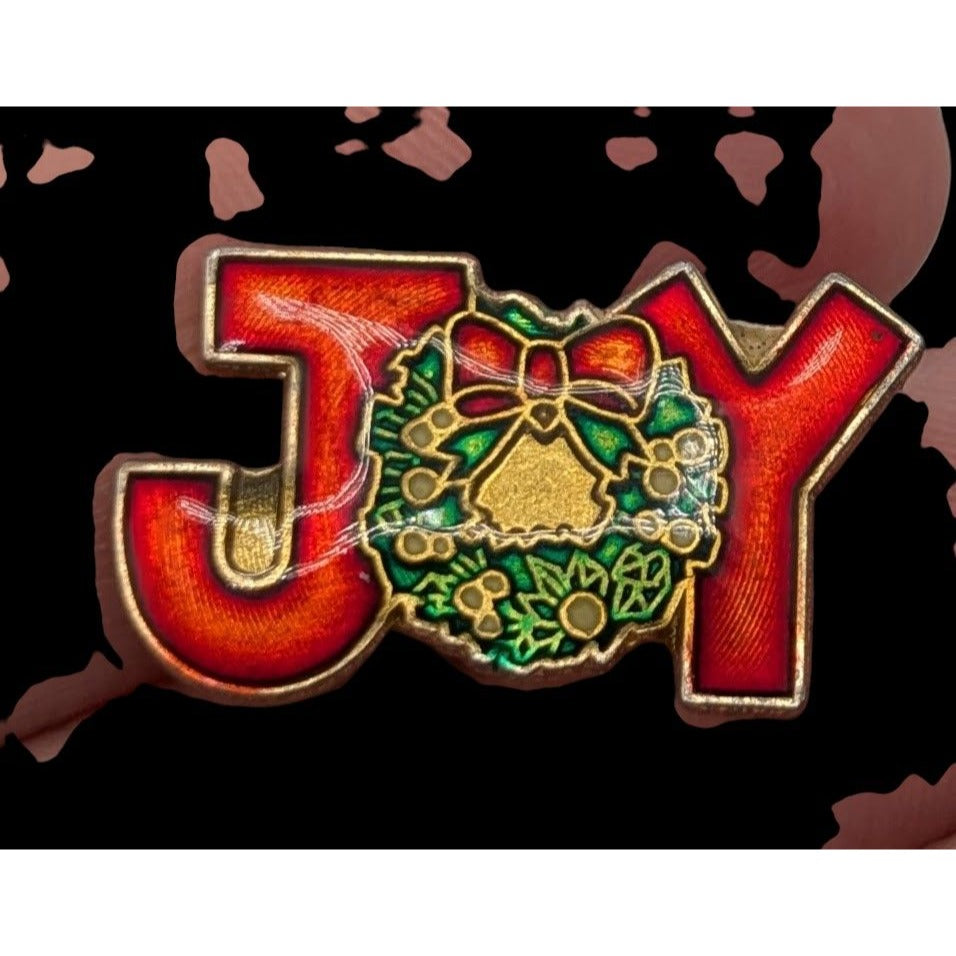 Vintage 1980s "JOY" Holiday Pin Green Wreath Red Lettering Christmas 1 Inch