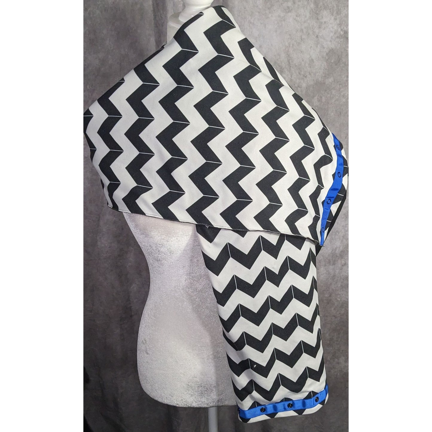 Lululemon Vinyasa Scarf Chevron Black & White With Snap Detail 67"x28"