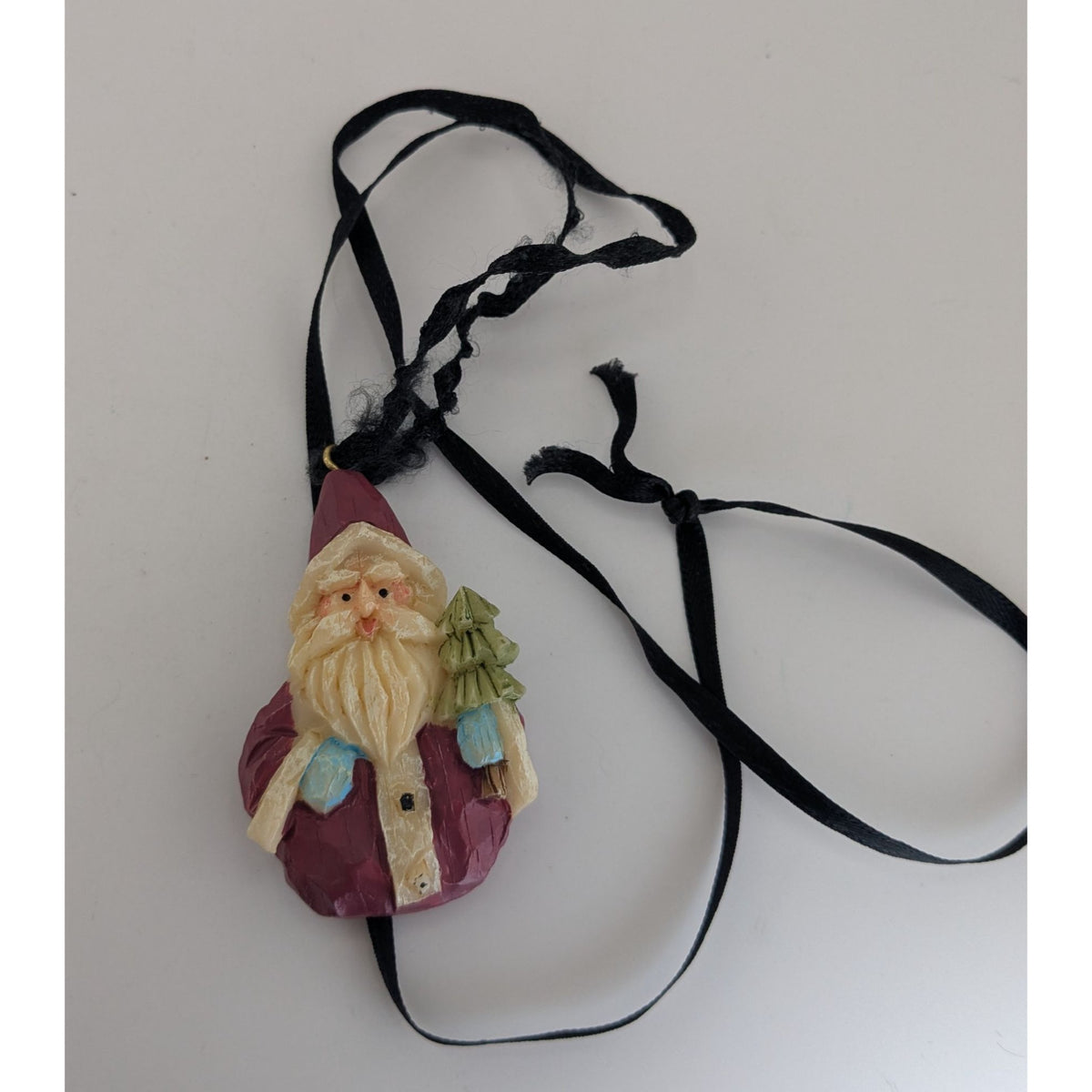 90s Rustic Folk Art Santa Wood-Look Resin Pendant Christmas Necklace