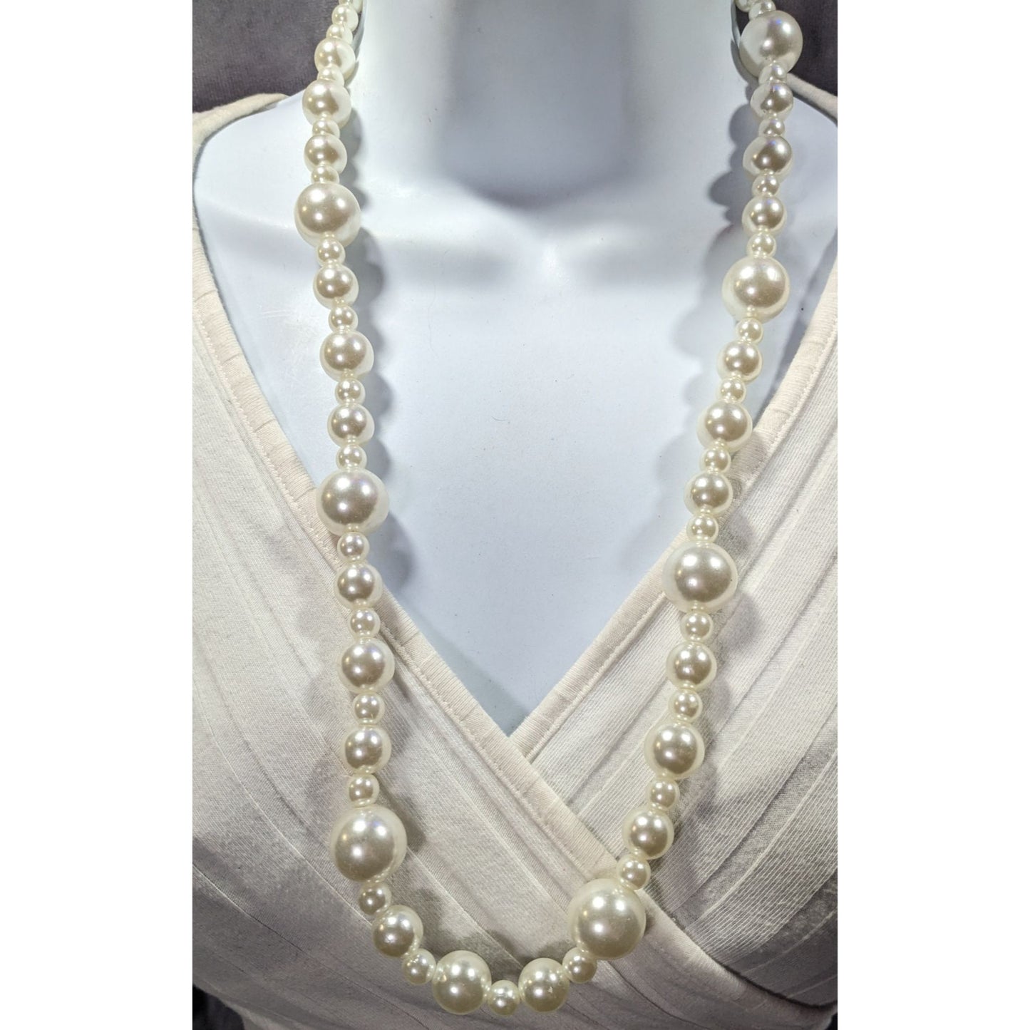 Chunky 80s Glam Style Faux Pearl Necklace