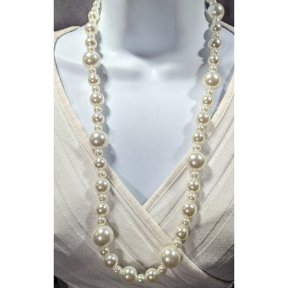 Chunky 80s Glam Style Faux Pearl Necklace