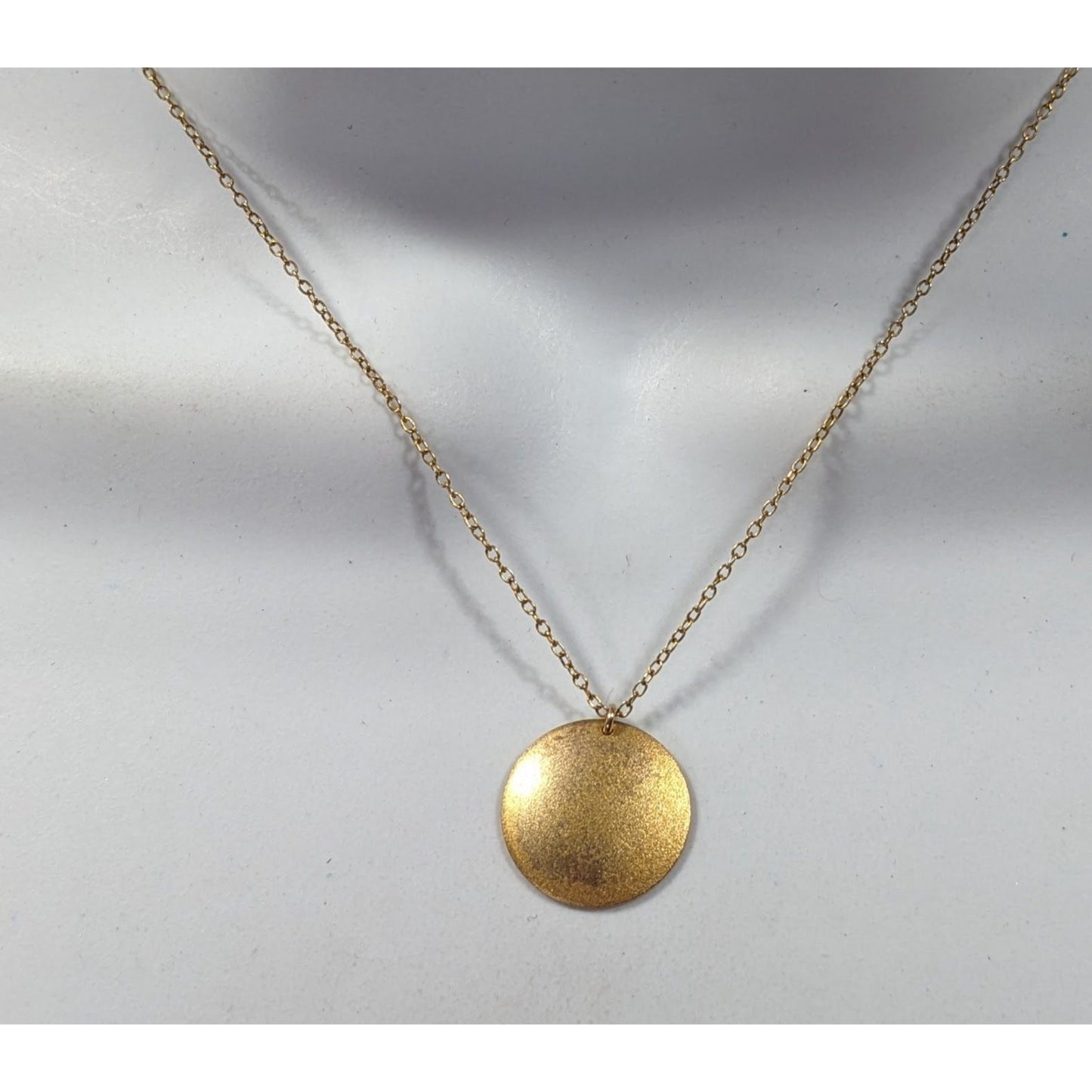 Modern Elegant Gold Tone Frosted Circle Pendant Necklace
