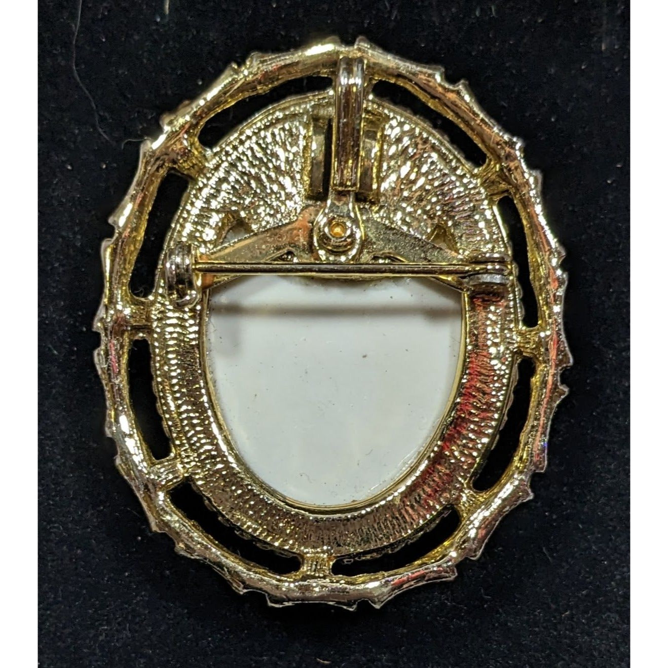 1950s Vintage Gold Tone Cameo Brooch/Pendant