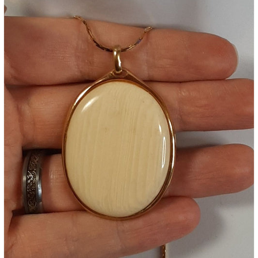 Vintage Napier Cream Stone Cabochon Pendant Necklace On Gold Tone Chain