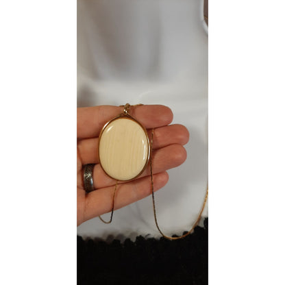 Vintage Napier Cream Stone Cabochon Pendant Necklace On Gold Tone Chain
