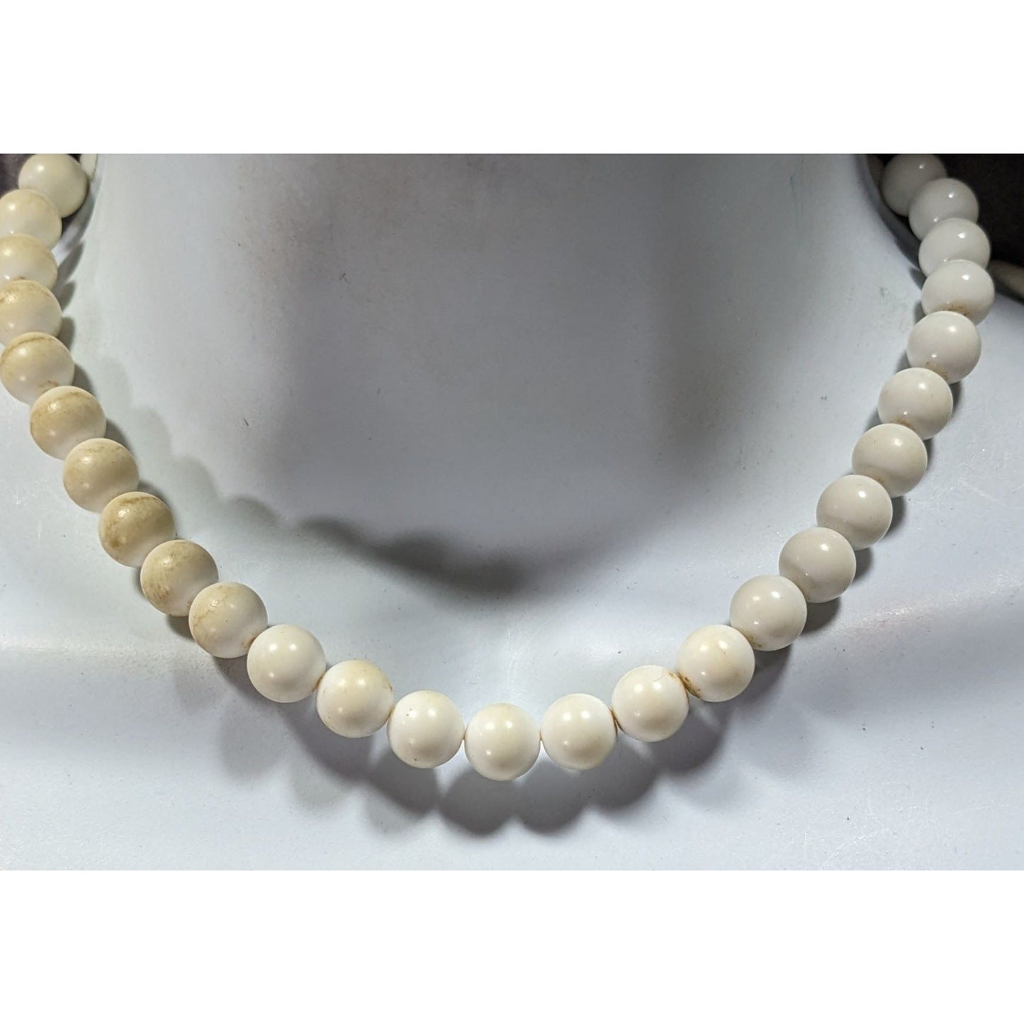 Vintage Classic White Beaded Necklace With Hook Clasp