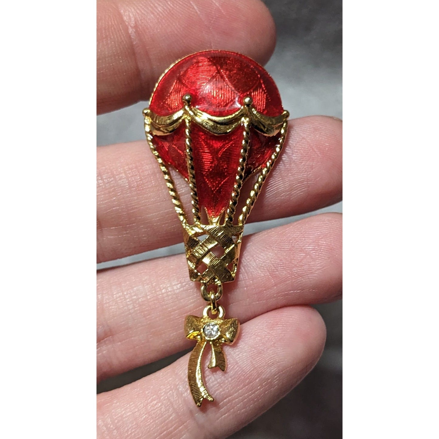 Vintage Avon Gold Tone Red Enamel Hot Air Balloon Lapel Pin