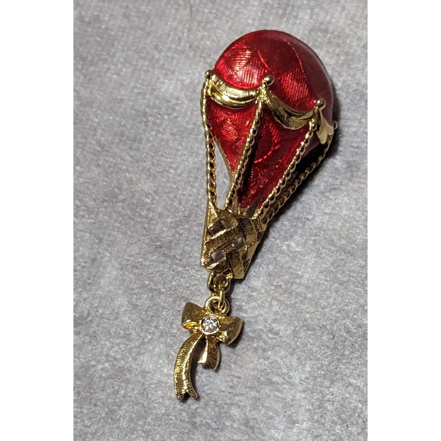 Vintage Avon Gold Tone Red Enamel Hot Air Balloon Lapel Pin