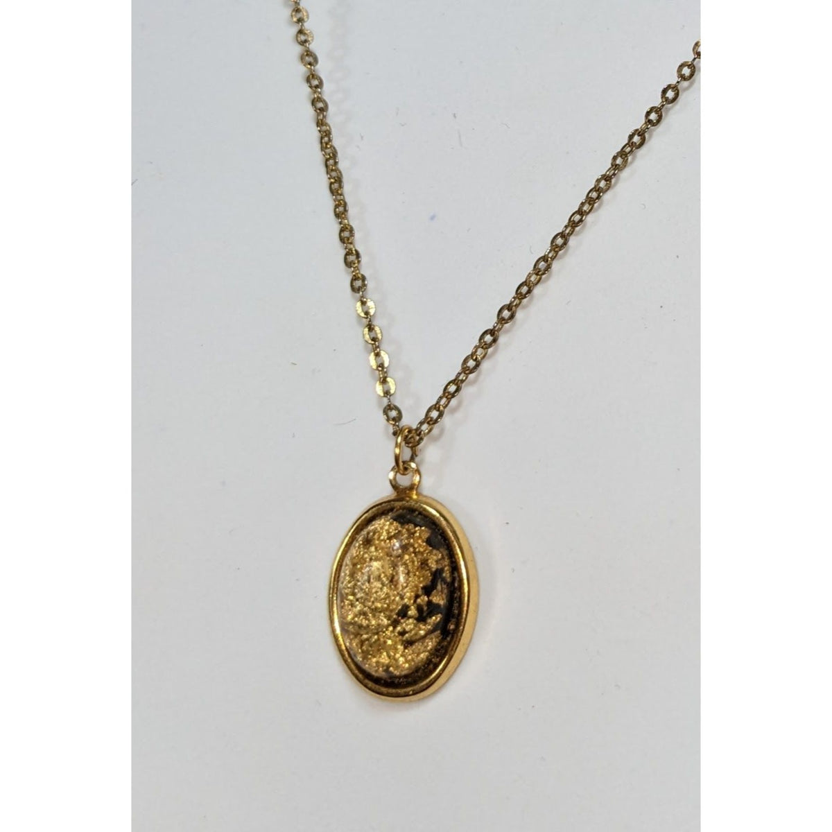 Vintage Dark Romantic Resin Gold Black Oval Pendant Necklace 18 Inch