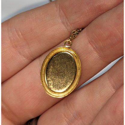 Vintage Dark Romantic Resin Gold Black Oval Pendant Necklace 18 Inch