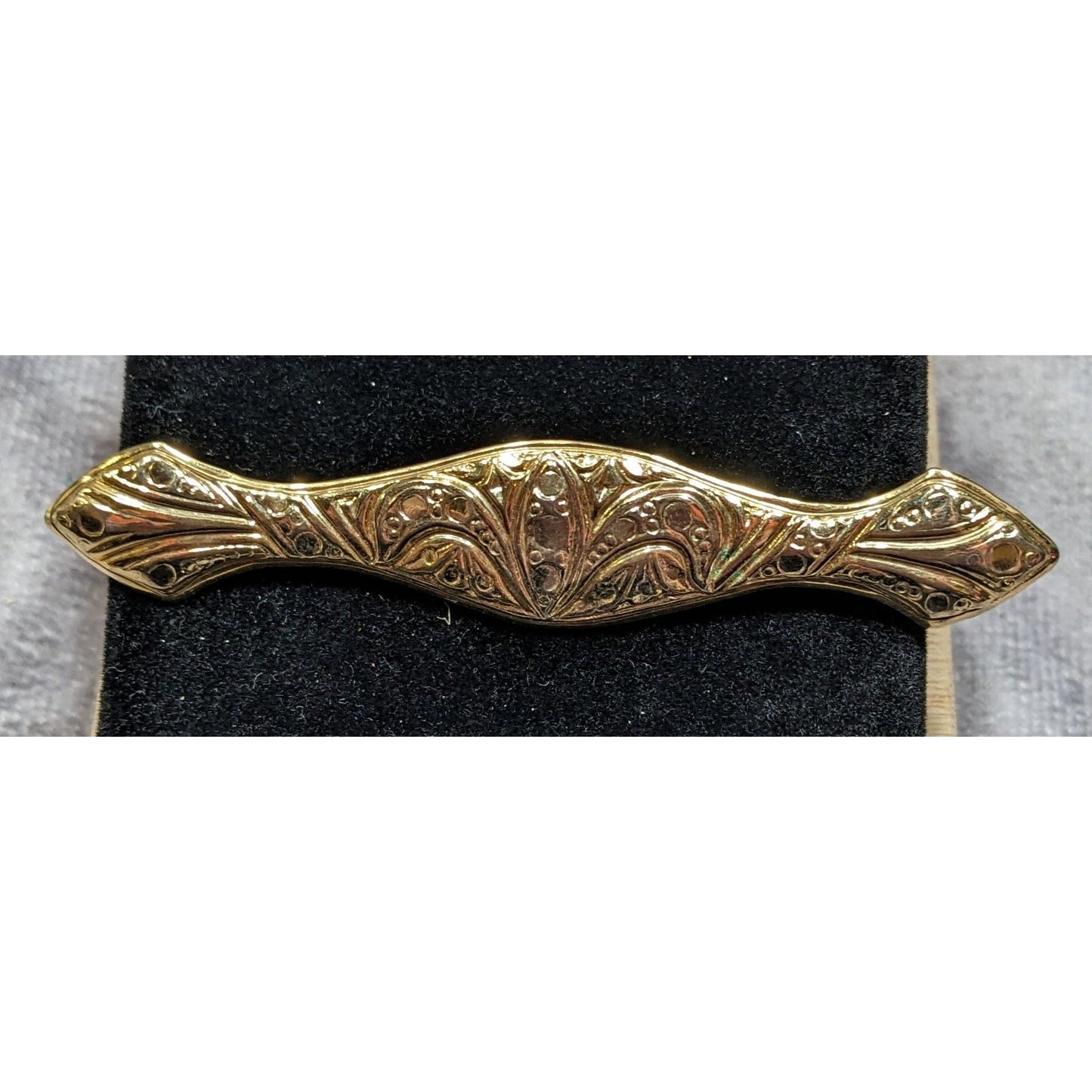 Vintage Elegant Art Nouveau Engraved Gold Tone Brooch