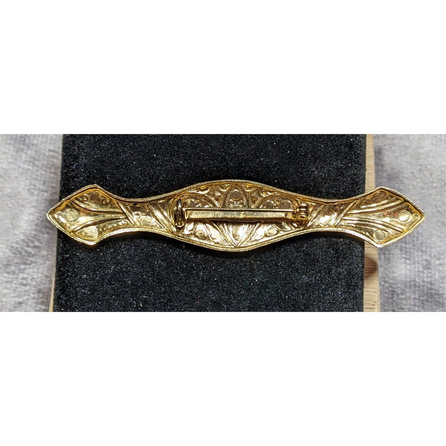 Vintage Elegant Art Nouveau Engraved Gold Tone Brooch